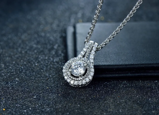 Elegant Silver Pendant Necklace – Gift for Special Occasions